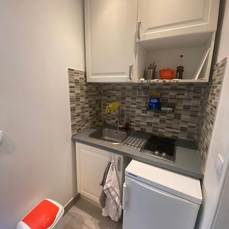 Small Studio Near Eiffel Tower ปารีส ภายนอก รูปภาพ