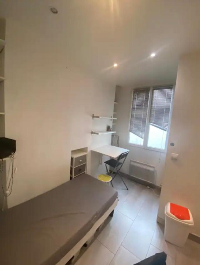 Small Studio Near Eiffel Tower ปารีส ภายนอก รูปภาพ
